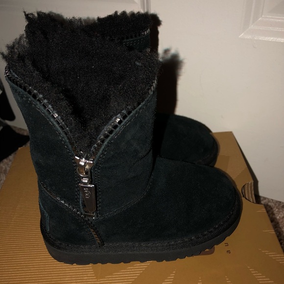 boy uggs black